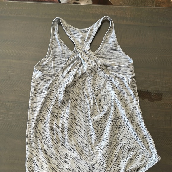 Lululemon tank Measures 15” pit to pit - Picture 1 of 4